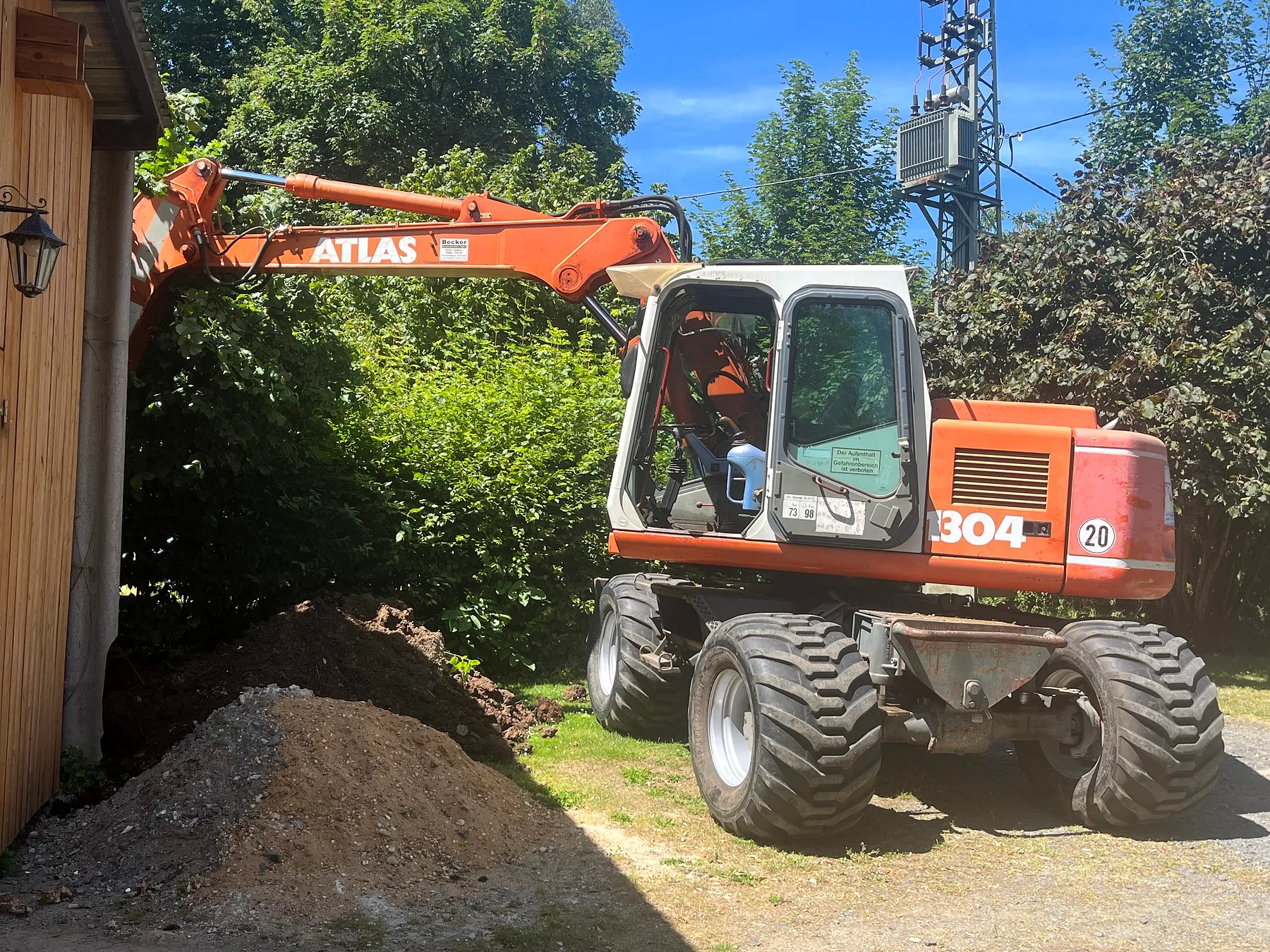 Atlas Mobilbagger bei Außenarbeiten