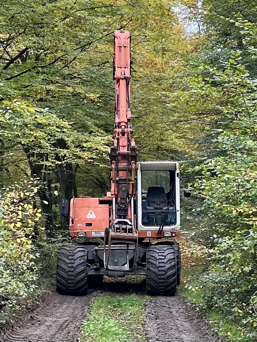 Mobilbagger auf einem Waldweg