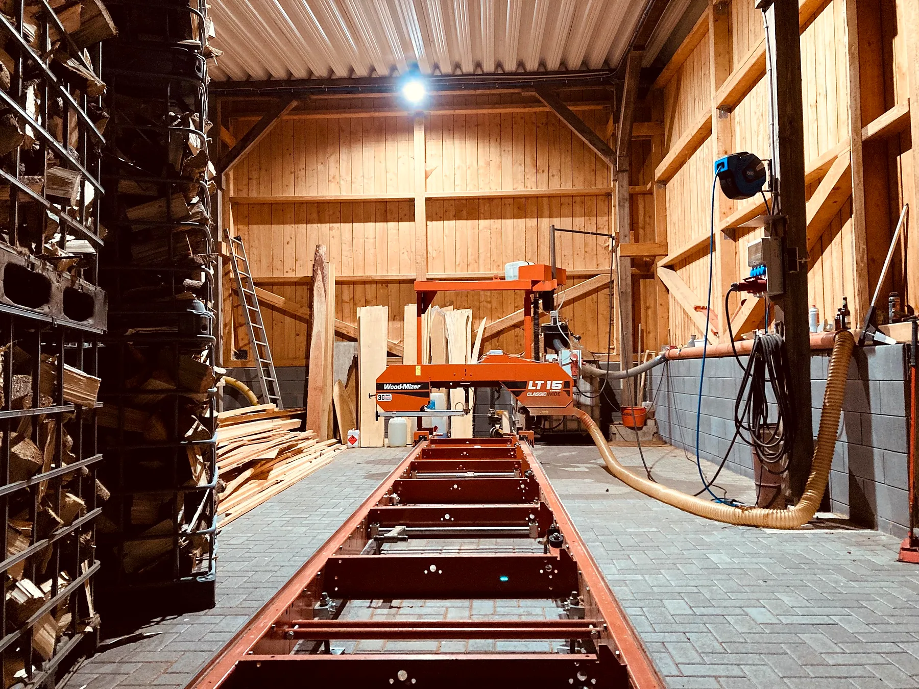 Stationäres Wood-Mizer Sägewerk in der Halle